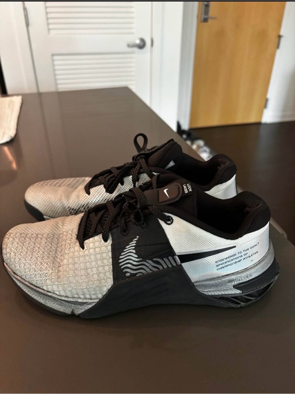 Nike Men's Black and White Athletic Training Sneakers